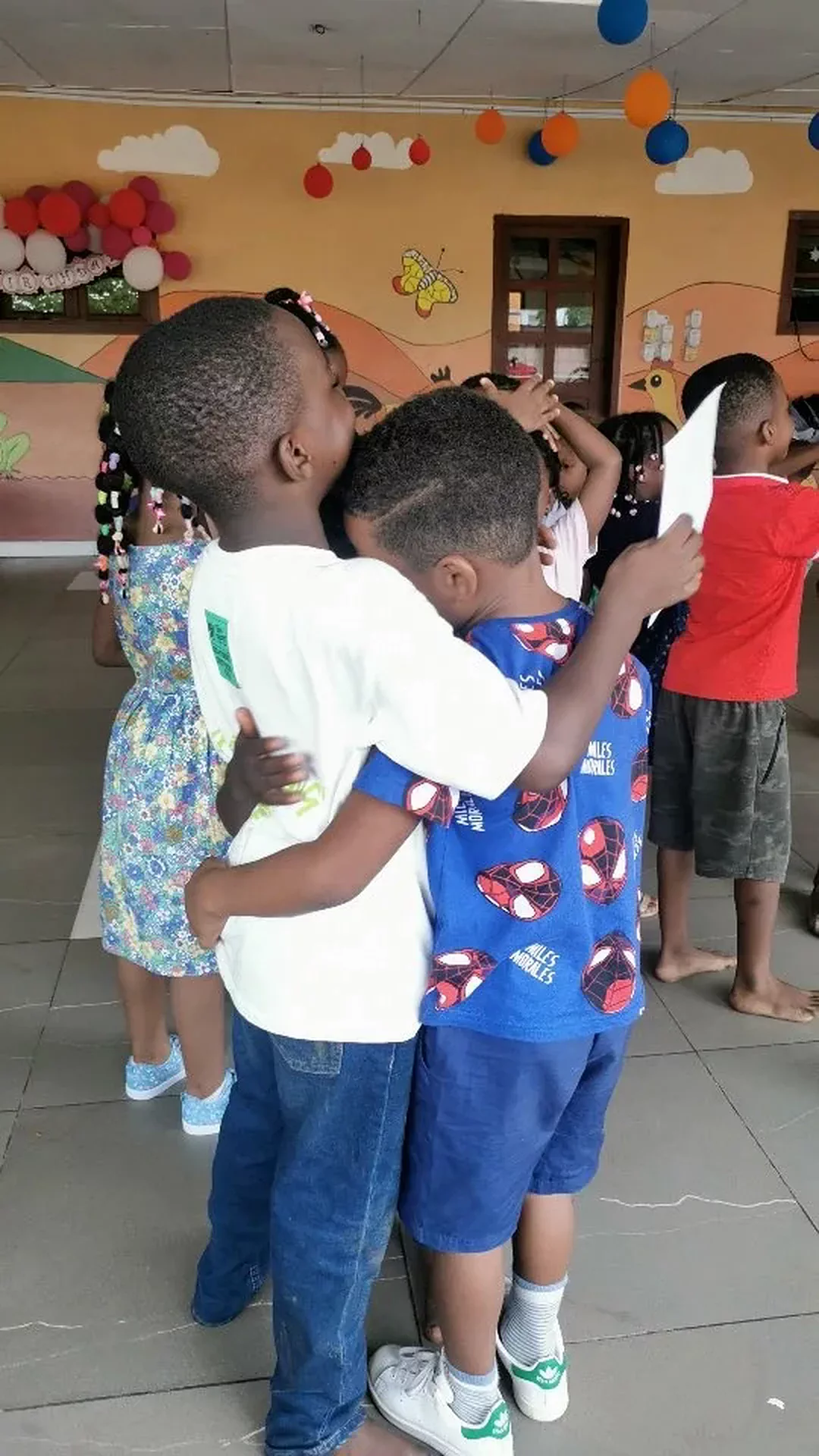 Enfants partageant un moment ensemble